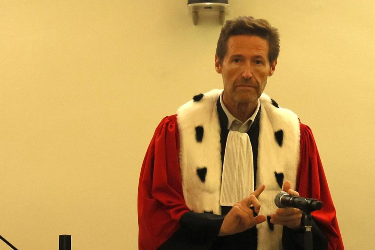 Cour d'assises	procès pour assassinat.