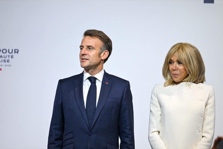Le président français Emmanuel Macron et sa femme Brigitte Macron assistent à une réception avec des membres de la communauté française à l'École française internationale (IFS) à Singapour